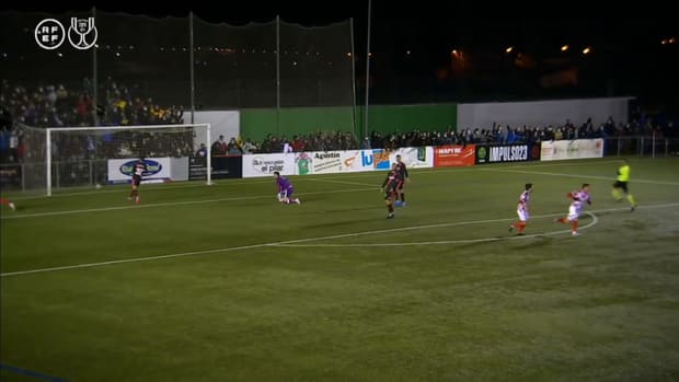 Toti scores great goal for CD Guijuelo wearing jamón serrano shirt